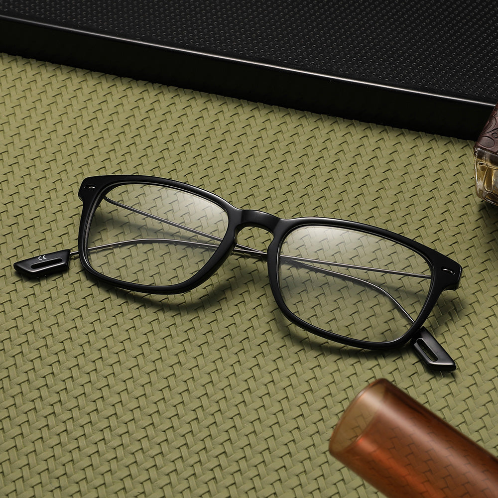 Photochromic Blue Light Blocking Glasses: Divini Linear