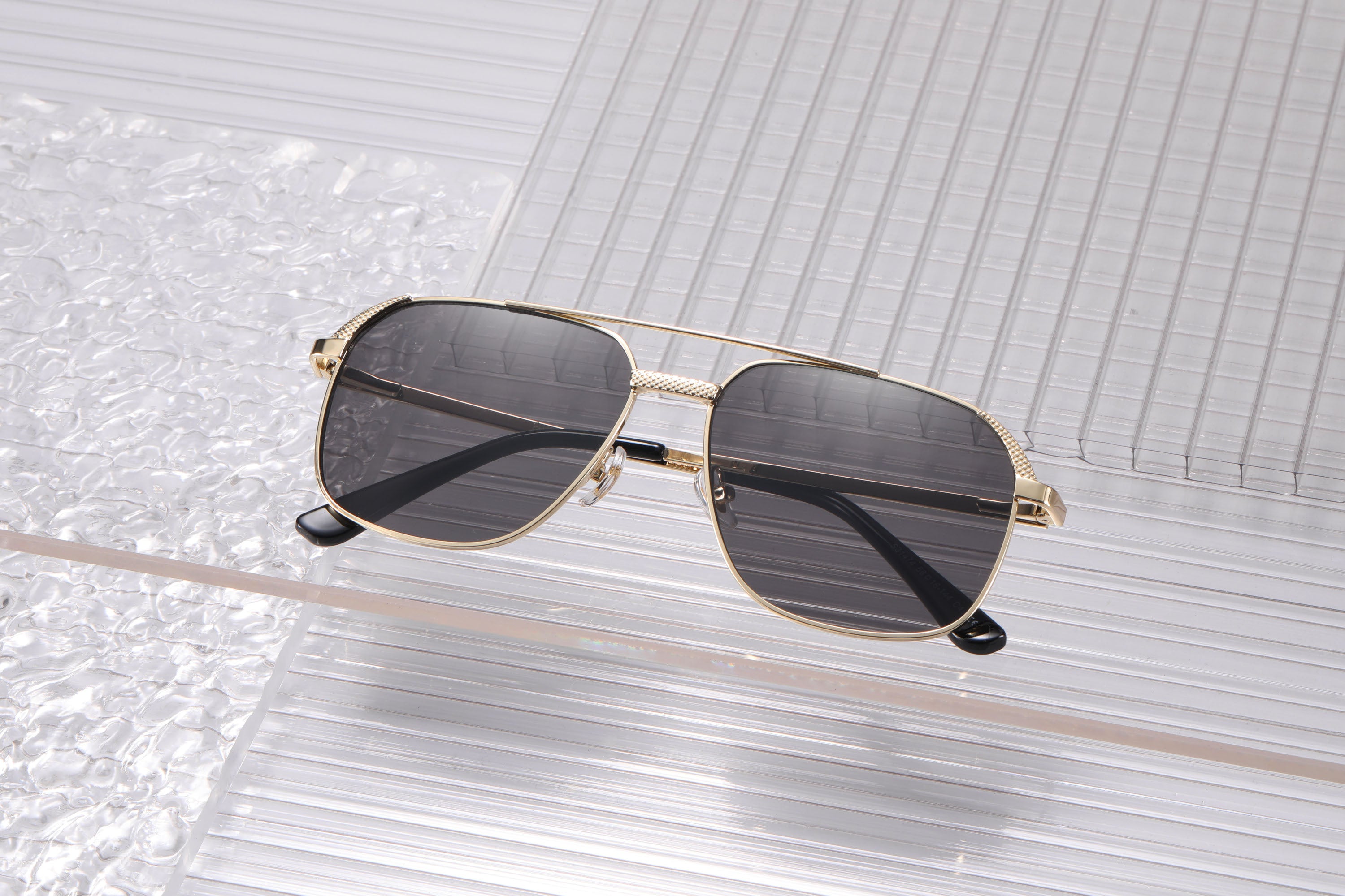 Sunglasses: Posa
